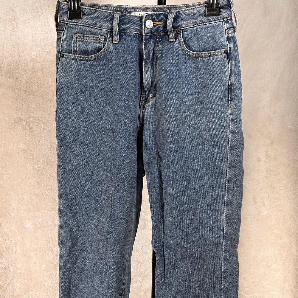 Mid-Rise Straight-leg Jeans in Light Wash